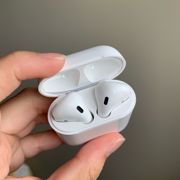 AirPods with wireless charger - Picture 8 of 9
